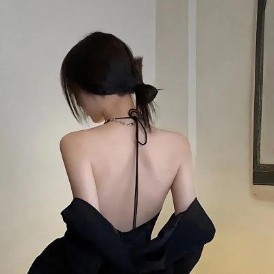 她比烟花寂寞